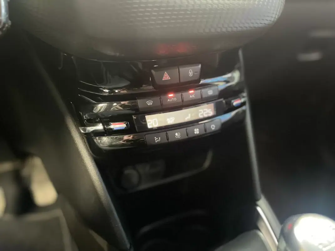 Peugeot 208 2018 - 8899 EUR, 106000 km - AUTO.MOTO.pt - 106000km - foto 35 de 42