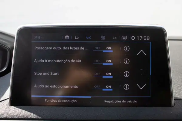 Peugeot 3008 2018 - 17990 EUR, 166000 km - AUTO.MOTO.pt - 166000km - foto 31 de 49