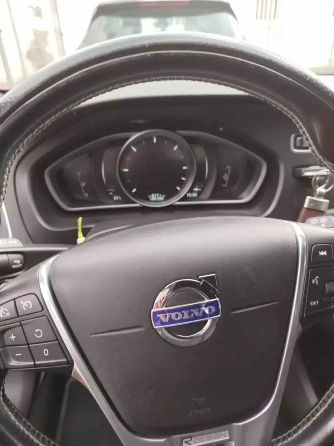 Volvo V40 2014 - 15500 EUR, 185280 km - AUTO.MOTO.pt - 185280km - foto 9 de 20