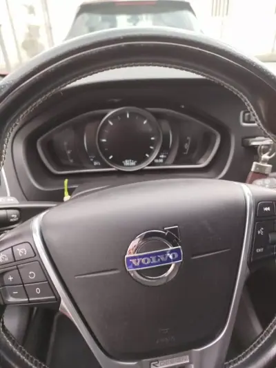 Volvo V40 2014 - 15500 EUR, 185280 km - AUTO.MOTO.pt - 185280km - foto 9 de 20
