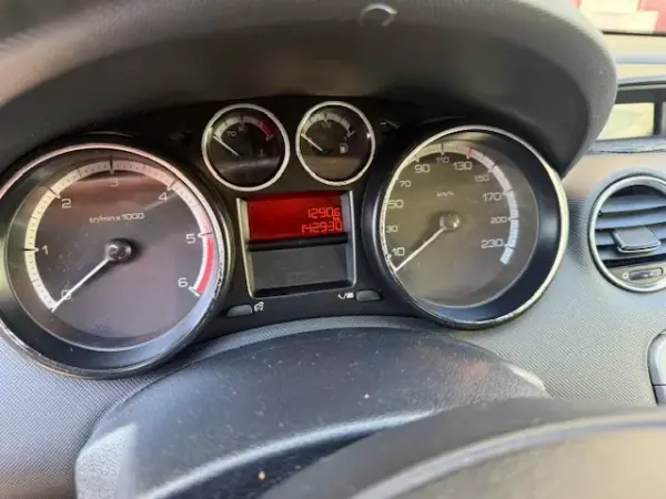 Peugeot 308 2011 - 7400 EUR, 143000 km - AUTO.MOTO.pt - 143000km - foto 18 de 31