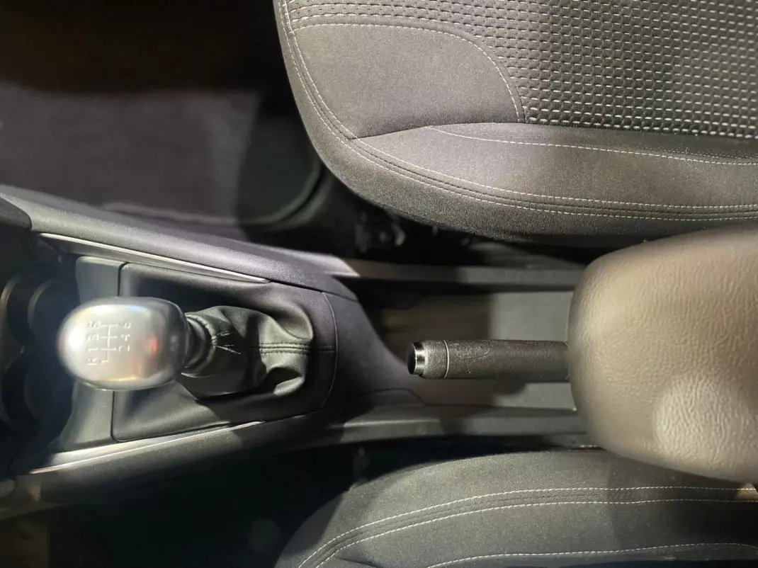 Peugeot 208 2018 - 8899 EUR, 106000 km - AUTO.MOTO.pt - 106000km - foto 36 de 42