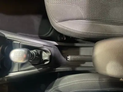 Peugeot 208 2018 - 8899 EUR, 106000 km - AUTO.MOTO.pt - 106000km - foto 36 de 42