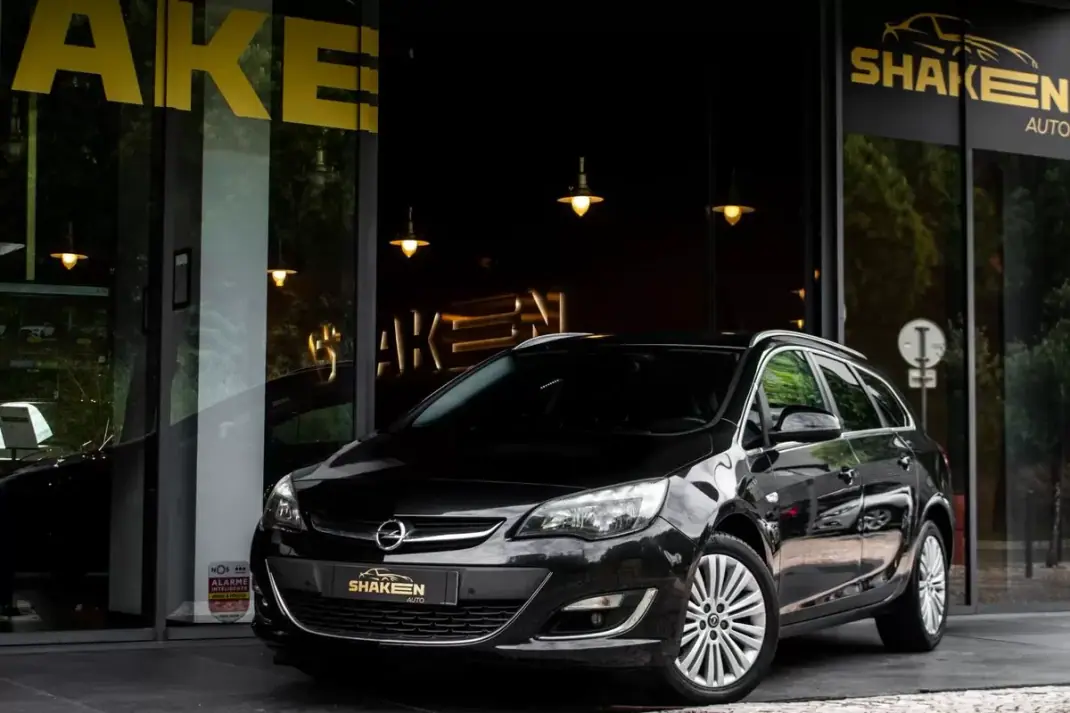 Opel Astra Sports Tourer 2013 - 6490 EUR, 240124 km - AUTO.MOTO.pt - 240124km - foto 1 de 30