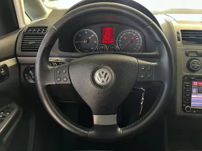 Volkswagen Touran 2008 - 8900 EUR, 243598 km - AUTO.MOTO.pt - 243598km - foto 8 de 23