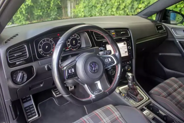 Volkswagen Golf 2019 - 24500 EUR, 114000 km - AUTO.MOTO.pt - 114000km - foto 11 de 17
