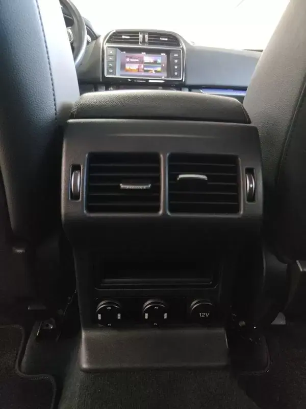 Jaguar F-Pace 2017 - 19750 EUR, 156000 km - AUTO.MOTO.pt - 156000km - foto 24 de 43