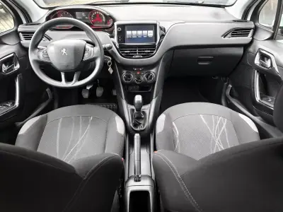 Peugeot 208 2014 - 7750 EUR, 117000 km - AUTO.MOTO.pt - 117000km - foto 8 de 16