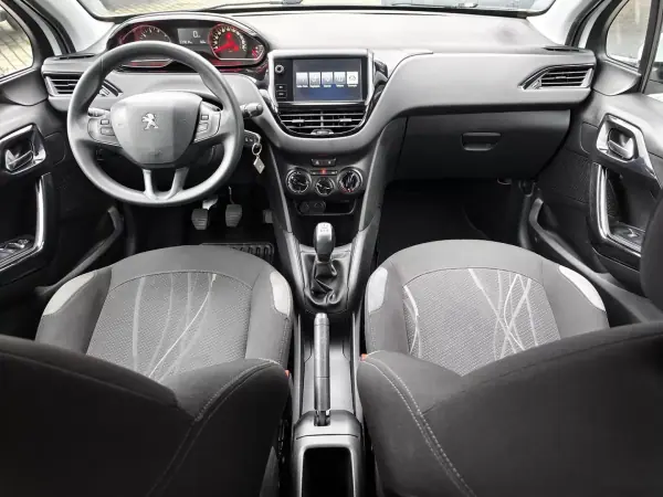 Peugeot 208 2014 - 7750 EUR, 117000 km - AUTO.MOTO.pt - 117000km - foto 8 de 16
