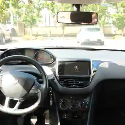 Peugeot 208 2014 - 6500 EUR, 255000 km - AUTO.MOTO.pt - 255000km - foto 10 de 11