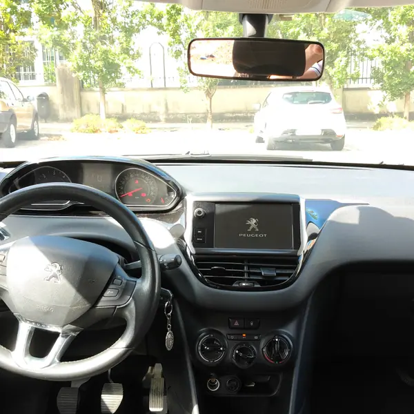 Peugeot 208 2014 - 6500 EUR, 255000 km - AUTO.MOTO.pt - 255000km - foto 10 de 11