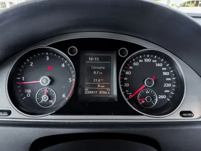 Volkswagen Passat Variant 2013 - 8500 EUR, 239977 km - AUTO.MOTO.pt - 239977km - foto 18 de 25