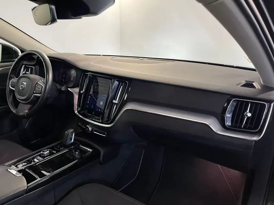 Volvo V60 2020 - 24950 EUR, 123000 km - AUTO.MOTO.pt - 123000km - foto 13 de 32