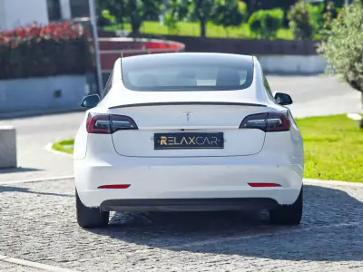 Tesla Model 3 2021 - 24990 EUR, 113300 km - AUTO.MOTO.pt - 113300km - foto 23 de 26
