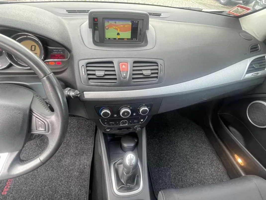 Renault Mégane Coupe 2010 - 9950 EUR, 106501 km - AUTO.MOTO.pt - 106501km - foto 9 de 10