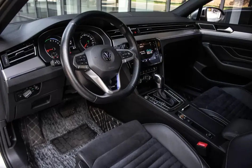 Volkswagen Passat Variant 2020 - 23990 EUR, 19072 km - 19072km - foto 28 de 43