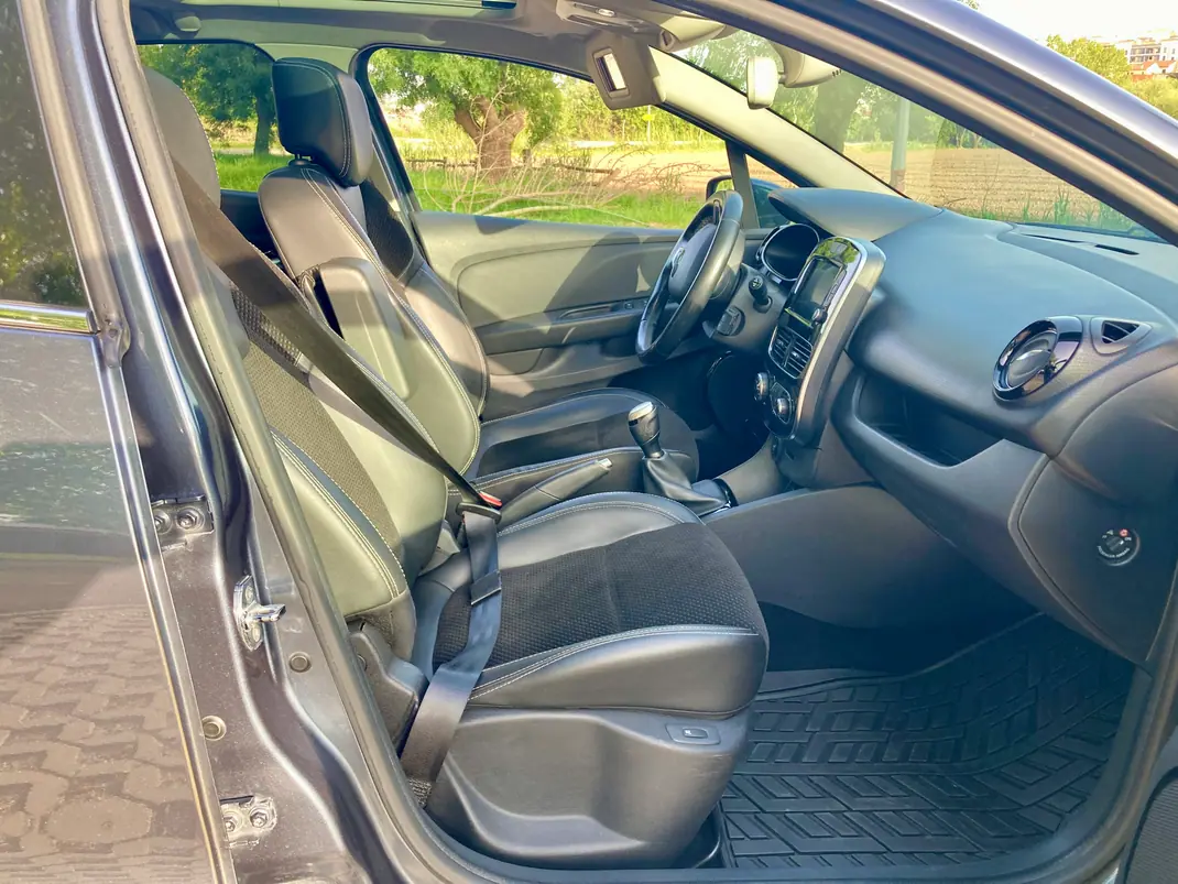 Renault Clio Sport Tourer 2019 - 9100 EUR, 178600 km - AUTO.MOTO.pt - 178600km - foto 6 de 16