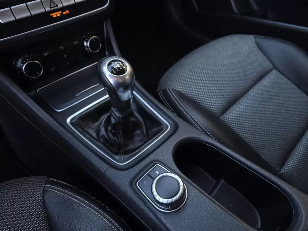 Mercedes-Benz CLA 180 2016 - 16990 EUR, 169000 km - AUTO.MOTO.pt - 169000km - foto 24 de 33