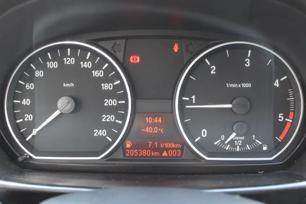 BMW 118 2010 - 9900 EUR, 205380 km - AUTO.MOTO.pt - 205380km - foto 13 de 15