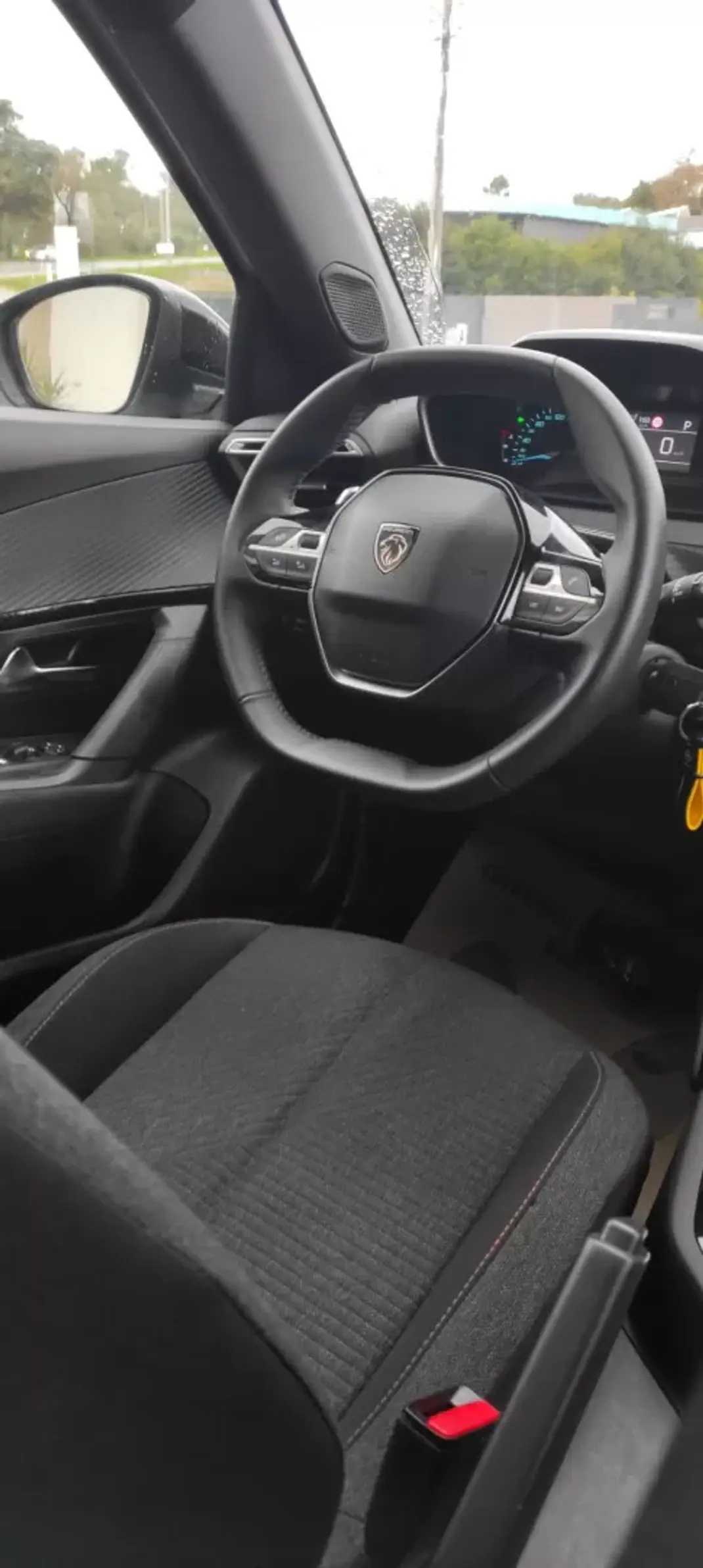 Peugeot 2008 2025 - 24750 EUR, 9700 km - AUTO.MOTO.pt - 9700km - foto 8 de 12