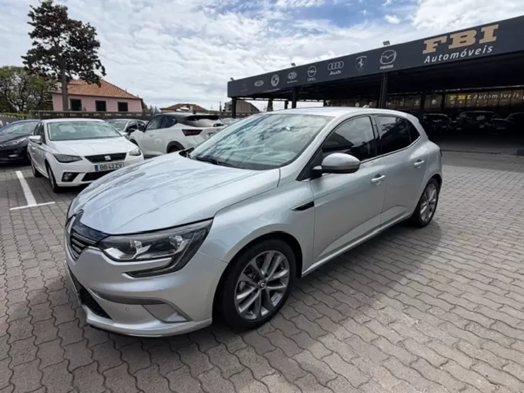 Renault Mégane 2018 - 16900 EUR, 89150 km - AUTO.MOTO.pt - 89150km - foto 1 de 12