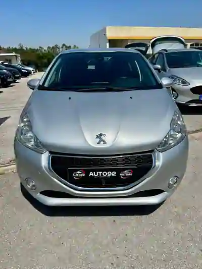 Peugeot 208 2013 - 8250 EUR, 213195 km - AUTO.MOTO.pt - 213195km - foto 2 de 12