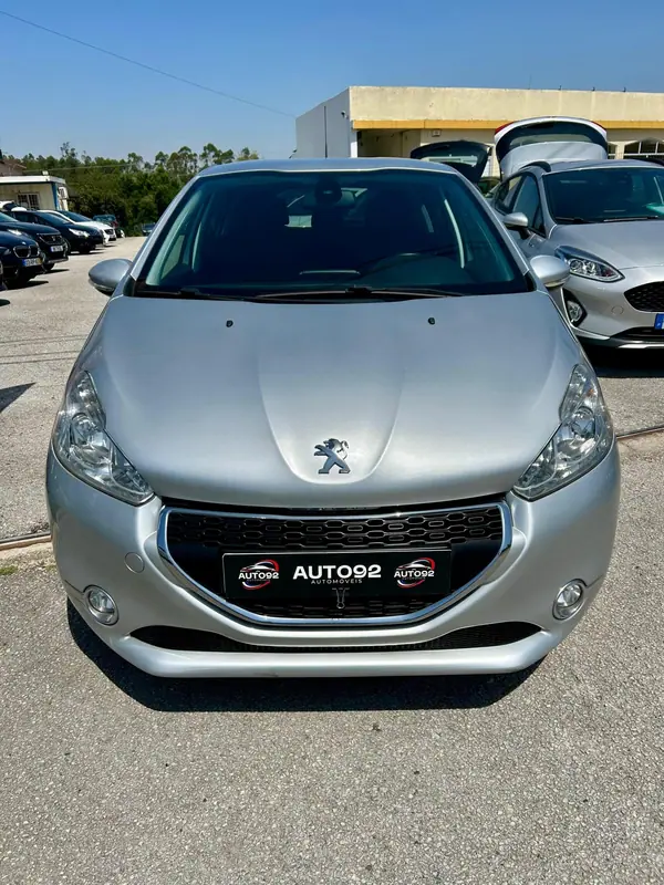 Peugeot 208 2013 - 8250 EUR, 213195 km - AUTO.MOTO.pt - 213195km - foto 2 de 12