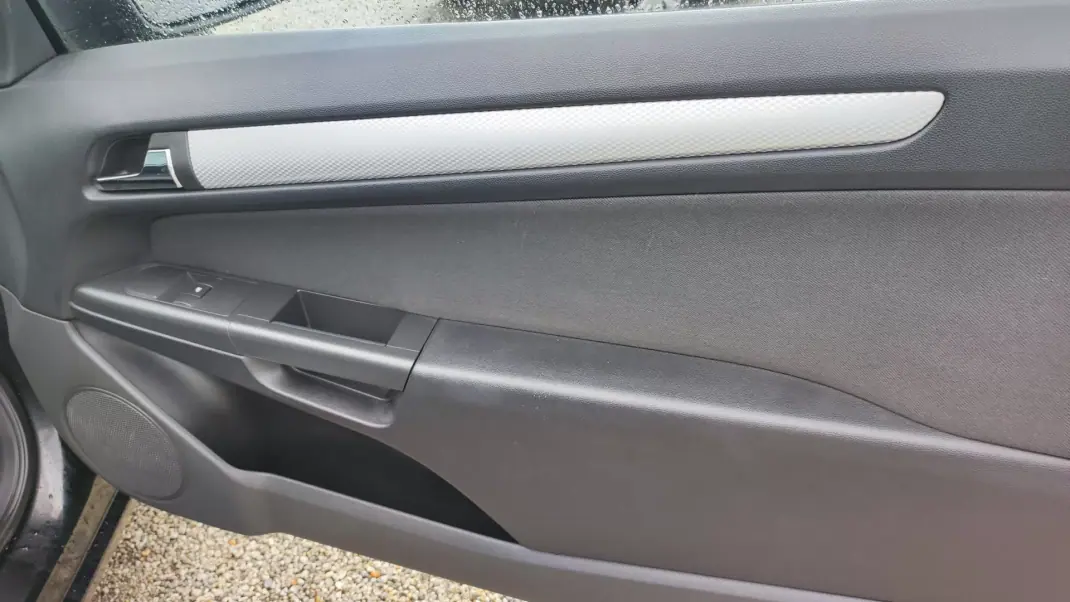 Opel 2010 - 5580 EUR, 219987 km - AUTO.MOTO.pt - 219987km - foto 13 de 20