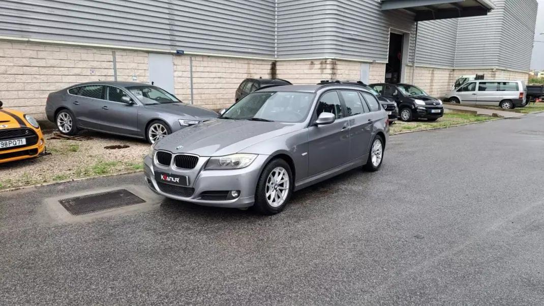 BMW 320 2010 - 11980 EUR, 157813 km - AUTO.MOTO.pt - 157813km - foto 1 de 41