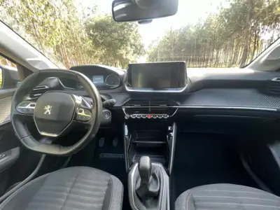Peugeot 208 2021 - 13500 EUR, 110639 km - AUTO.MOTO.pt - 110639km - foto 20 de 24