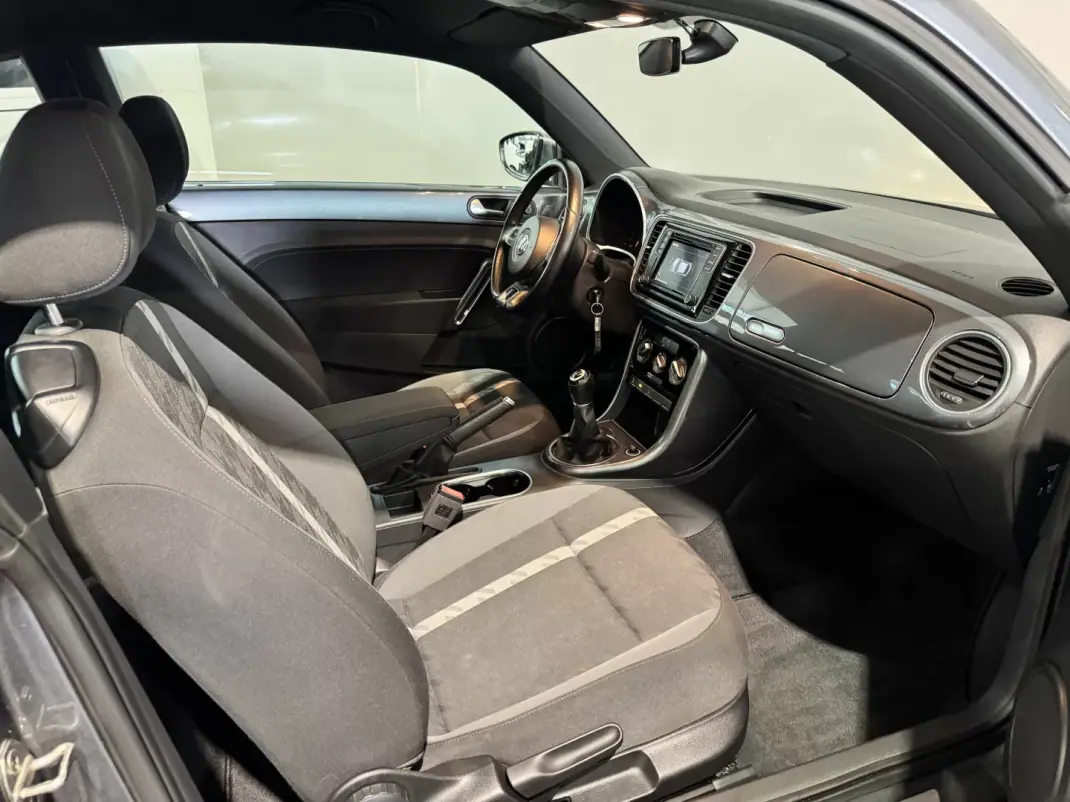 Volkswagen New Beetle 2018 - 19900 EUR, 58588 km - 58588km - foto 42 de 47