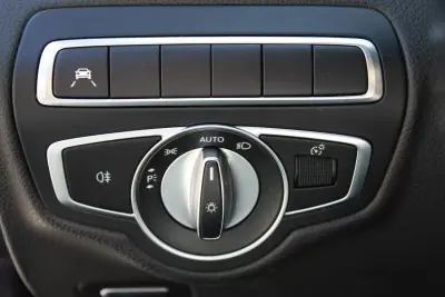 Mercedes-Benz C 300 2020 - 28990 EUR, 128000 km - AUTO.MOTO.pt - 128000km - foto 24 de 36