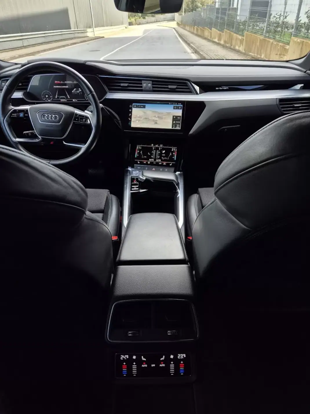 Audi e-tron 2020 - 29000 EUR, 133000 km - AUTO.MOTO.pt - 133000km - foto 12 de 23