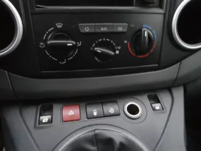 Peugeot Partner 2016 - 12900 EUR, 211456 km - AUTO.MOTO.pt - 211456km - foto 16 de 31