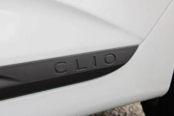 Renault Clio 2023 - 15900 EUR, 53000 km - AUTO.MOTO.pt - 53000km - foto 19 de 23