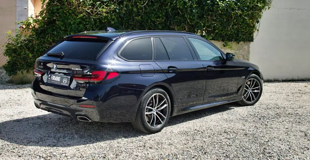 BMW 530e 2022 - 44900 EUR, 52332 km - AUTO.MOTO.pt - 52332km - foto 10 de 46
