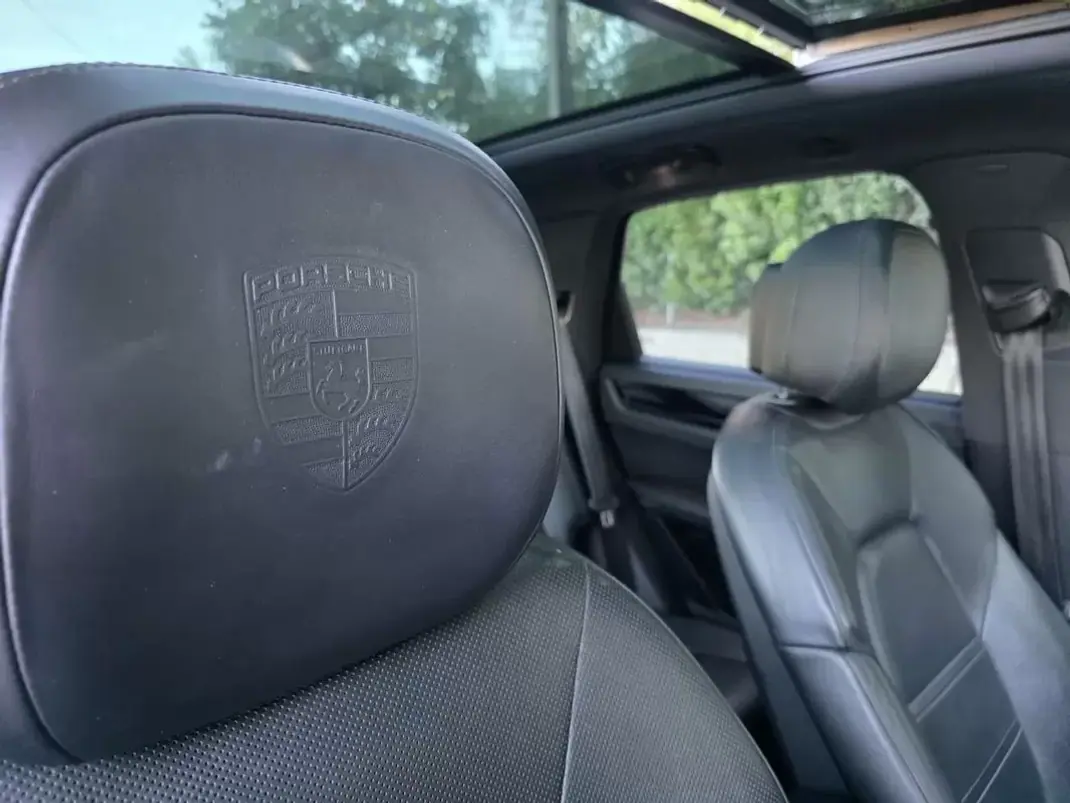 Porsche Cayenne 2018 - 53499 EUR, 142519 km - 142519km - foto 28 de 44