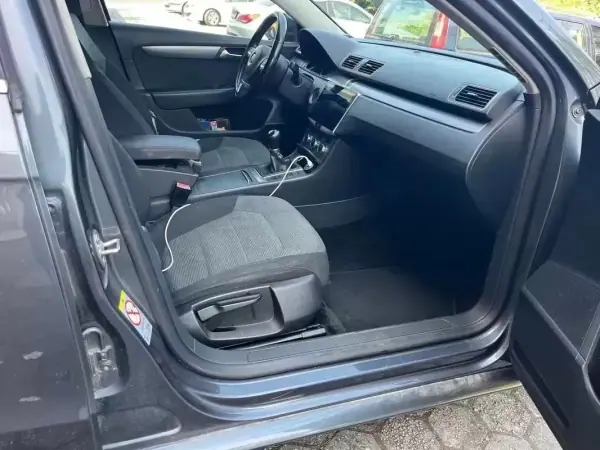 Volkswagen Passat 2009 - 8900 EUR, 300000 km - AUTO.MOTO.pt - 300000km - foto 6 de 12
