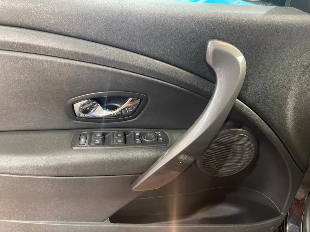 Renault Mégane Sport Tourer 2014 - 9999 EUR, 163000 km - AUTO.MOTO.pt - 163000km - foto 41 de 47