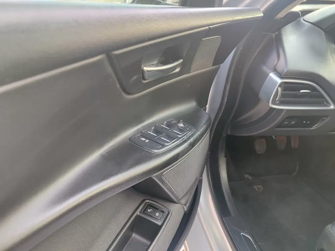 Jaguar XE 2016 - 15900 EUR, 120000 km - AUTO.MOTO.pt - 120000km - foto 15 de 22