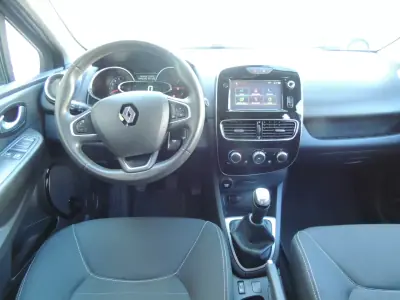 Renault Clio 2017 - 10950 EUR, 140000 km - AUTO.MOTO.pt - 140000km - foto 8 de 15