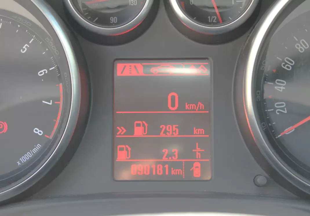 Opel Astra Coupe 2016 - 23000 EUR, 90000 km - 90000km - foto 31 de 32