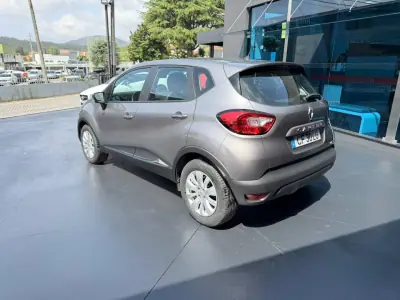 Renault Captur 2015 - 12900 EUR, 154000 km - AUTO.MOTO.pt - 154000km - foto 4 de 11