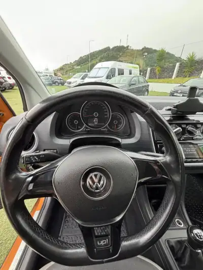 Volkswagen Cross Up! 2018 - 13990 EUR, 101322 km - AUTO.MOTO.pt - 101322km - foto 10 de 14