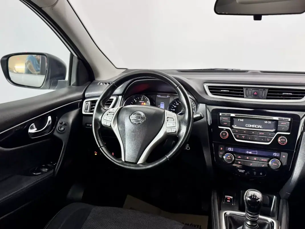 Nissan Qashqai 2015 - 13750 EUR, 96000 km - AUTO.MOTO.pt - 96000km - foto 23 de 45