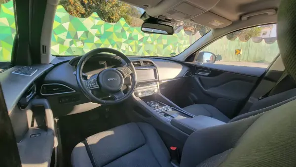 Jaguar F-Pace 2018 - 37990 EUR, 86000 km - AUTO.MOTO.pt - 86000km - foto 24 de 31
