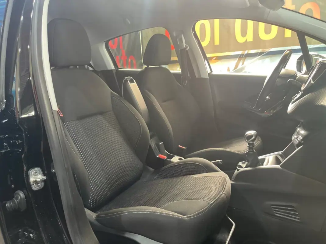 Peugeot 208 2018 - 8899 EUR, 106000 km - AUTO.MOTO.pt - 106000km - foto 28 de 42