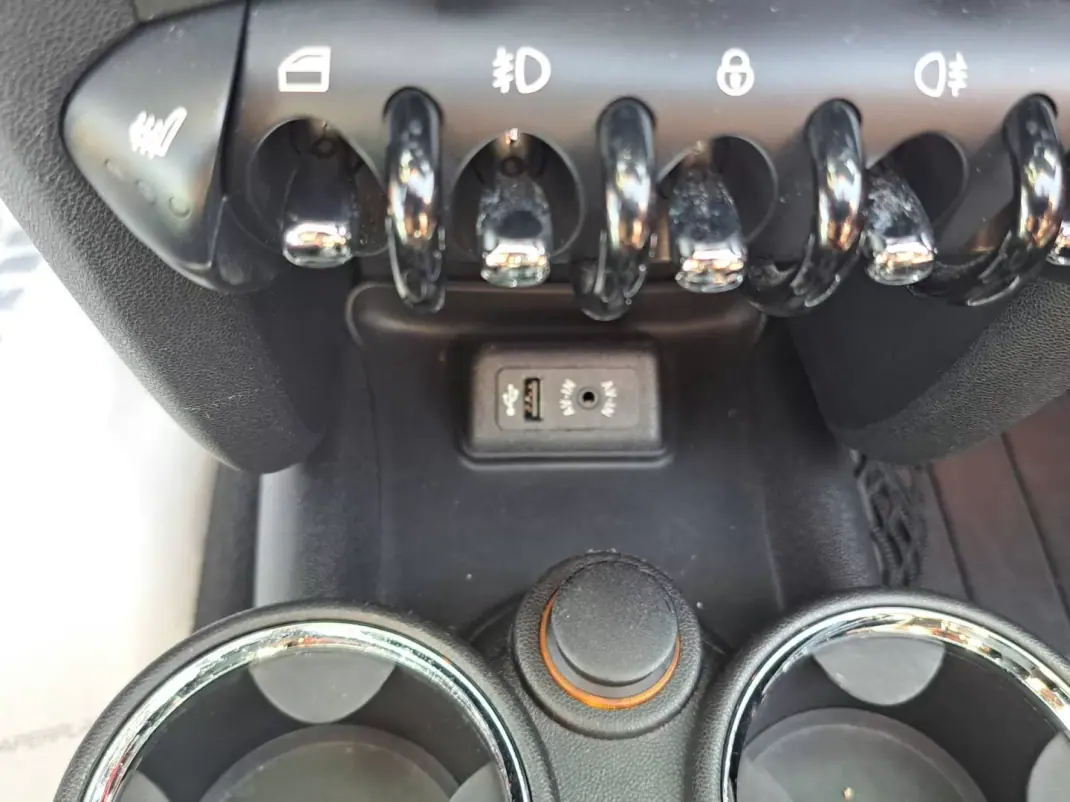 MINI Roadster 2012 - 16990 EUR, 102919 km - 102919km - foto 35 de 47