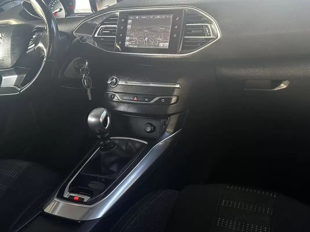 Peugeot 308 SW 2016 - 9990 EUR, 175000 km - 175000km - foto 6 de 16