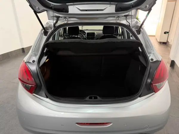 Peugeot 208 2015 - 8500 EUR, 152000 km - 152000km - foto 22 de 26